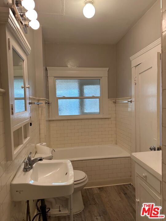 Building Photo - 1025 Locust Ave