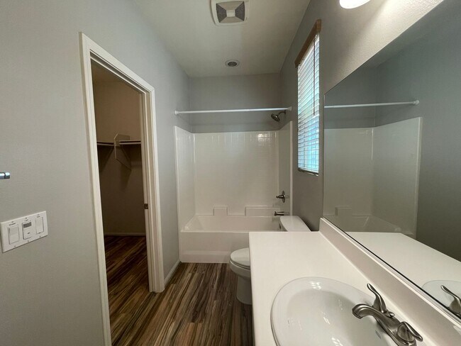 Building Photo - Spacious Chula Vista Home | 2 Car Garage | Pools, Gym & Tennis Courts