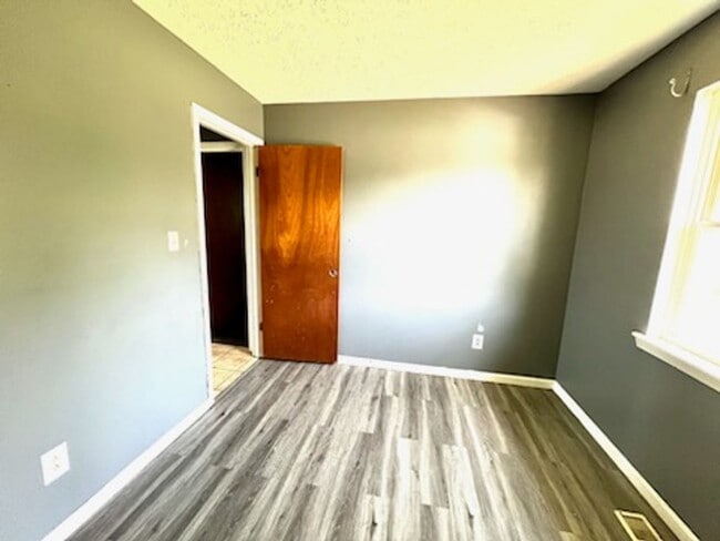 Building Photo - 4-5 Bedroom With 1 Bathroom