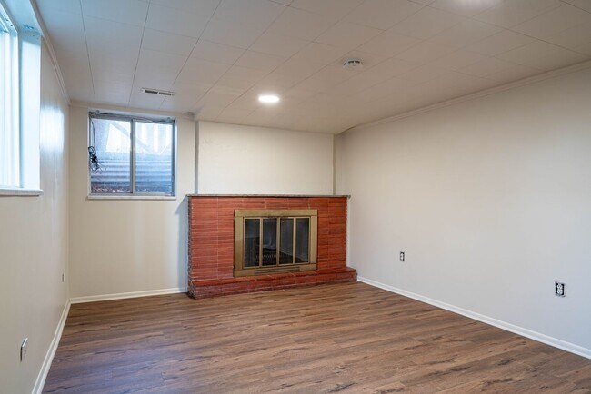 Building Photo - Spacious 2-Bed Basement Apartment, Utilities Included | Millcreek