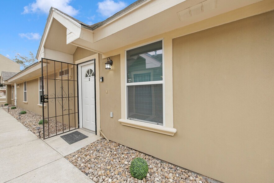 Building Photo - 1805 W Bronze St