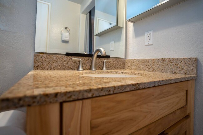 Building Photo - Beautifully Renovated 1 Bedroom/1 Bath Iao...