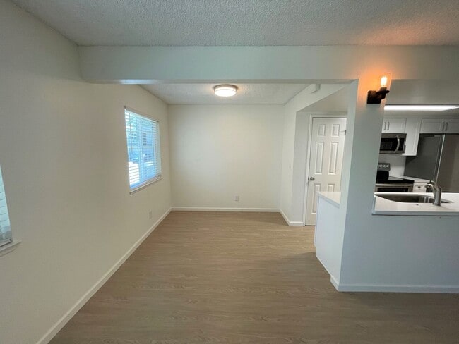 Building Photo - Remodeled 2+1 Townhome in Villa Ventura