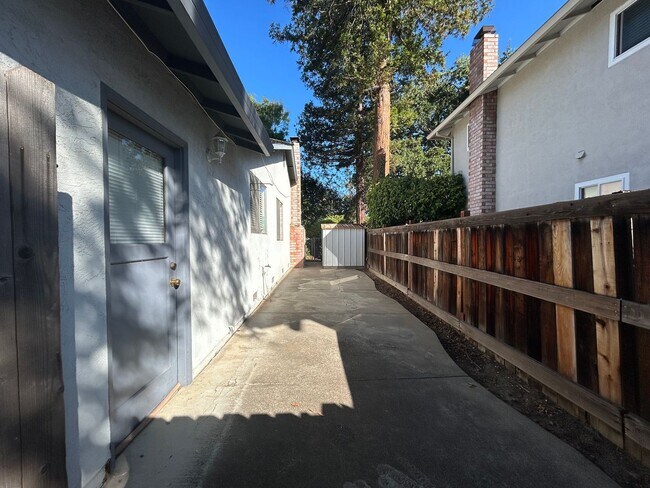 Building Photo - Updated 4-Bedroom Single-Story Home in Con...