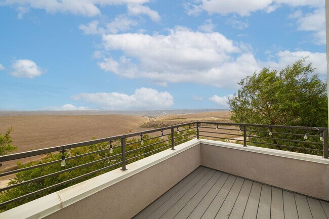 Building Photo - Beautifully Updated 3-Bedroom Detached hom...