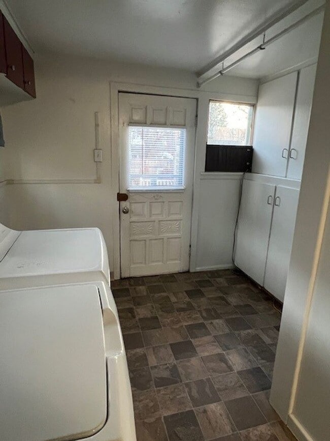 Building Photo - Charming 3bedroom, 1.5bathroom Home