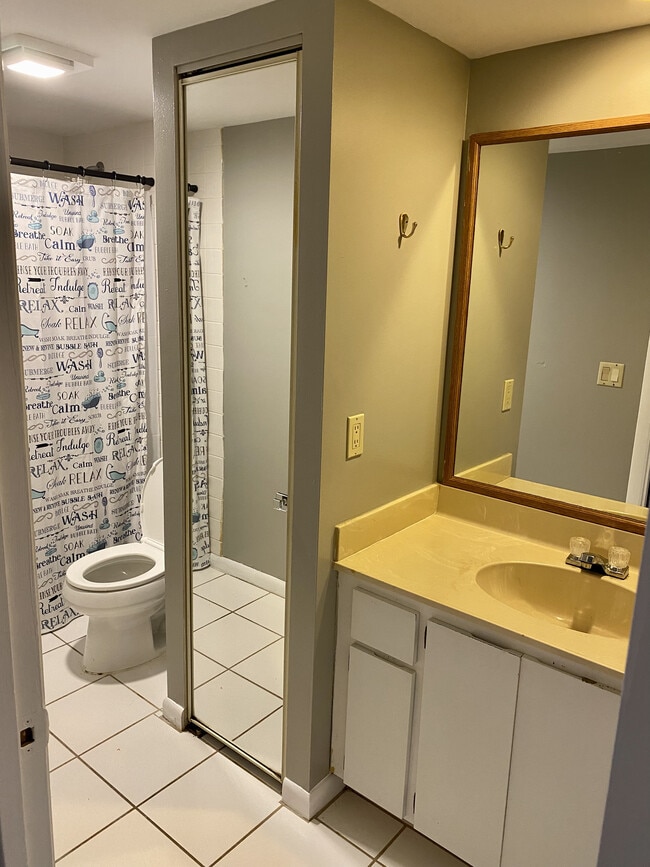 Building Photo - 619 6th Way