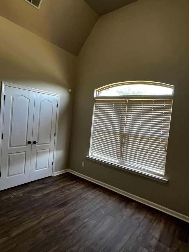 Building Photo - Fultondale/ Chapel Hill Sub-Division 4 BR / 2 Barhrooms / 2 car Garage