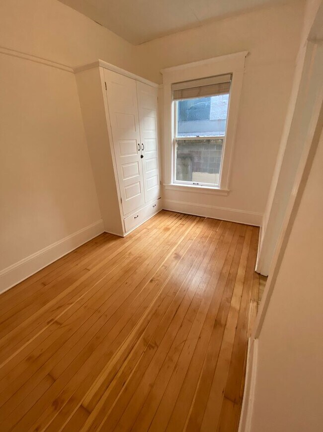 Building Photo - High Ceiling Studio Overlooking West Courtyard- Cats and Dogs Welcome!