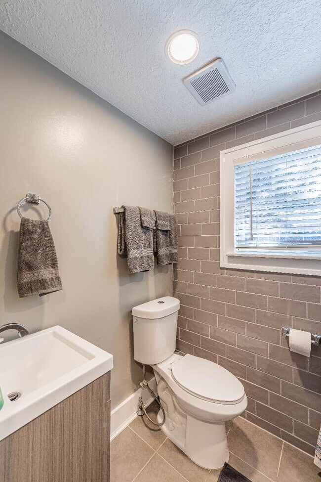 Building Photo - 722 Marquette Ave NW