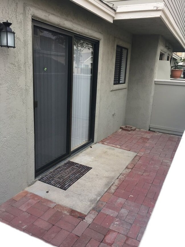 Building Photo - Updated End Unit 3 Bedroom Townhome