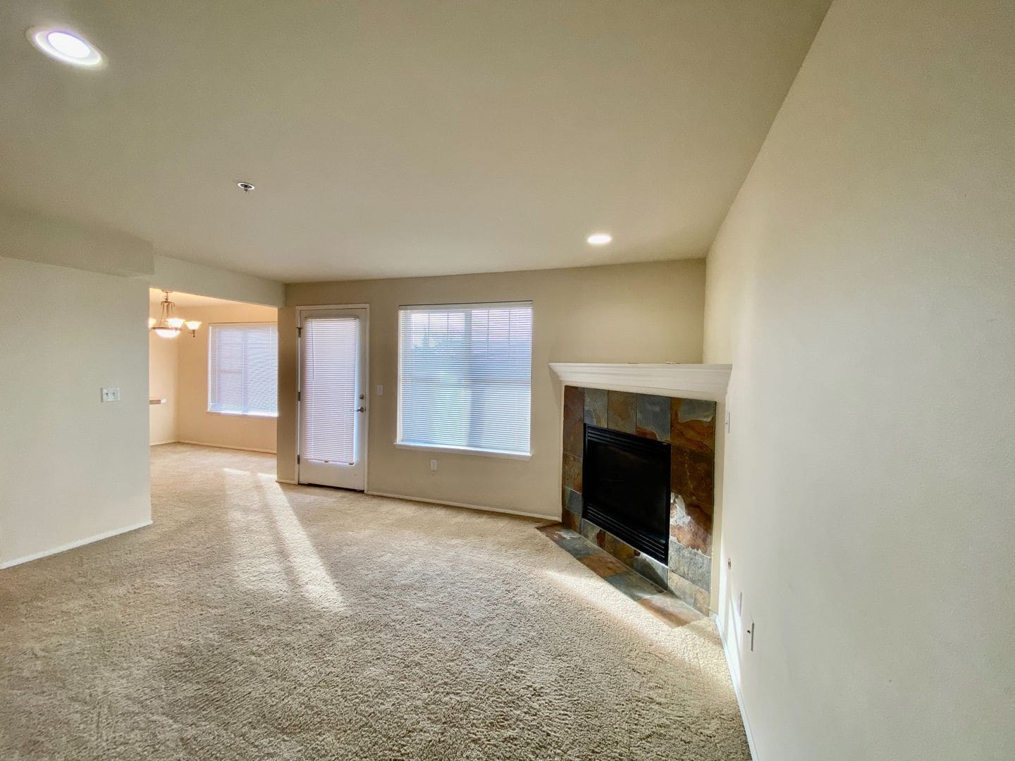 Building Photo - Beautiful Condo Within Walking Distance of Downtown Redmond!!