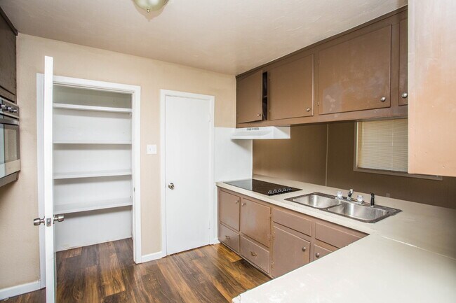 Building Photo - Comfy 2 bed 1 bath home!