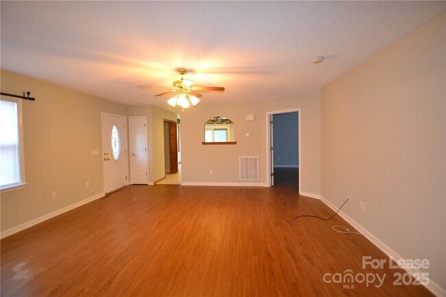 Building Photo - 1212 Beechwood Dr