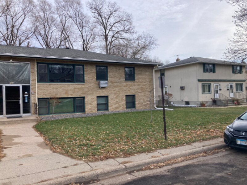Building Photo - 136 11th Ave N