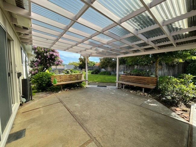 Building Photo - Updated 3 bedroom, 2 bath home