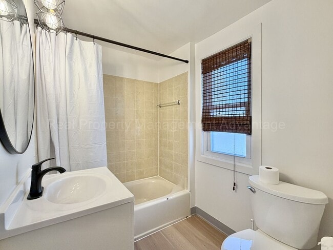 Building Photo - Updated Ranch on Double Lot Near Royal Oak & Ferndale