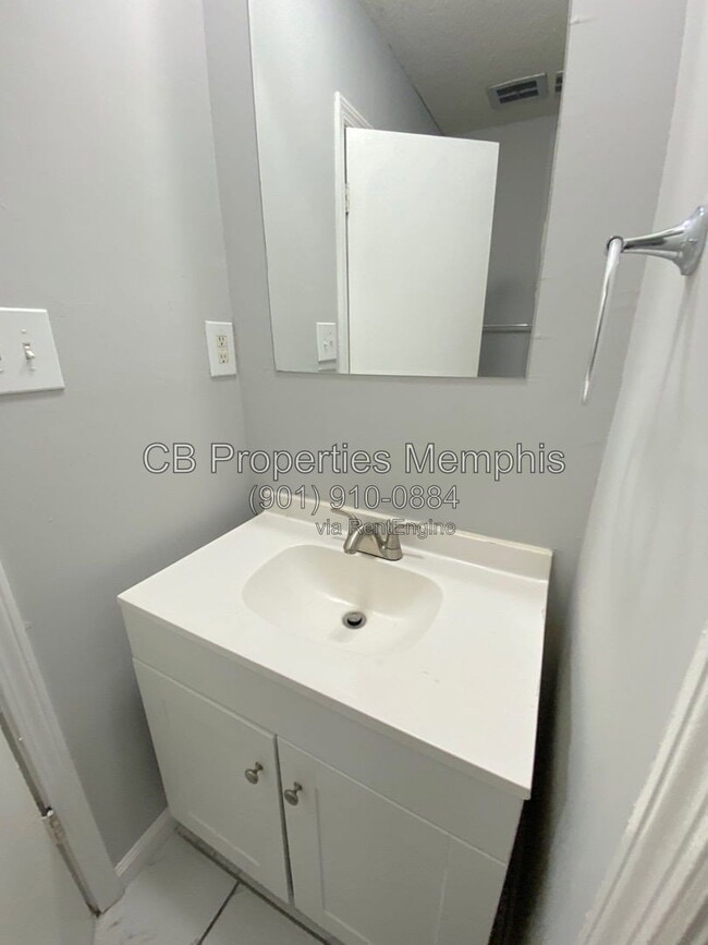 Building Photo - 8282 Fayette Cove