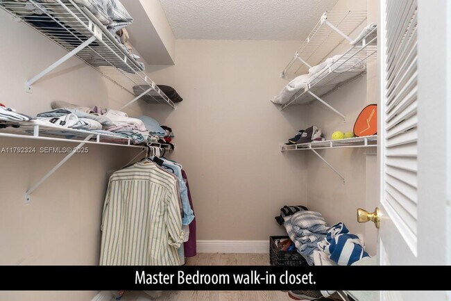 Building Photo - 825 Egret Cir