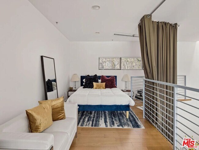 Building Photo - 815 Hampton Dr