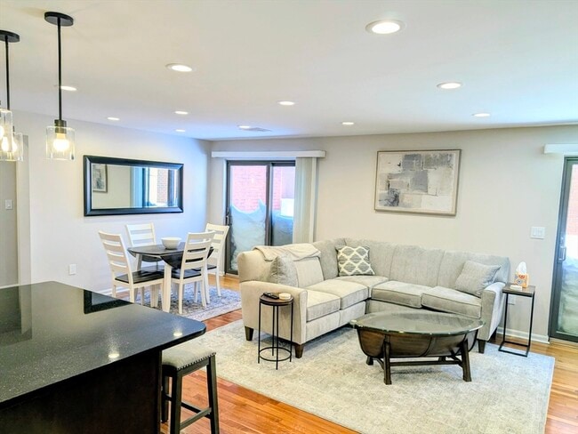 Building Photo - 20 Central St