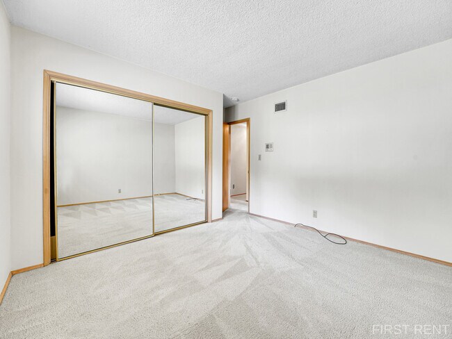 Building Photo - 5250 Vickie Dr