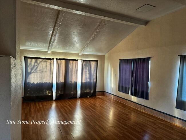 Building Photo - House in Ontario