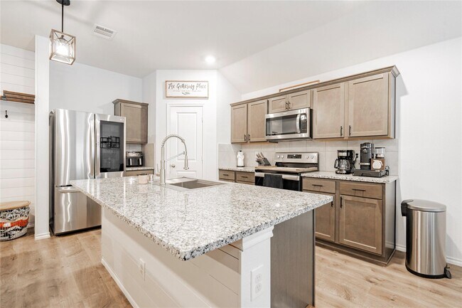 Building Photo - 801 Meadow Creek Ln