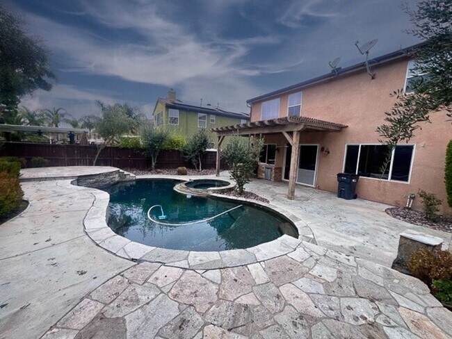 Building Photo - 5 bedroom Winchester home with a 3 car garage for LEASE!