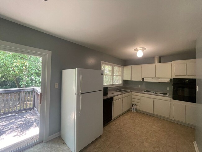 Building Photo - Three Bedroom Off Milledge Available