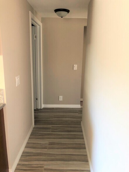 Building Photo - 712 W 54th St