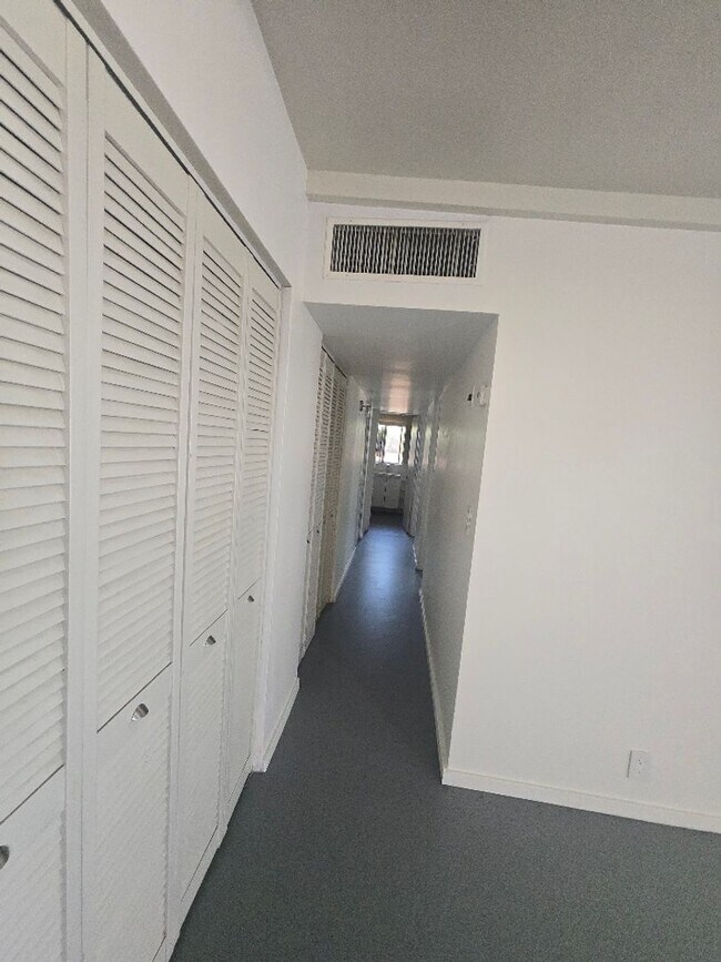 Building Photo - 540 S Mountain View Dr