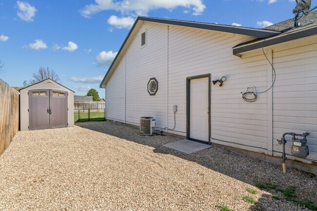 Building Photo - 8210 Waterside Ave