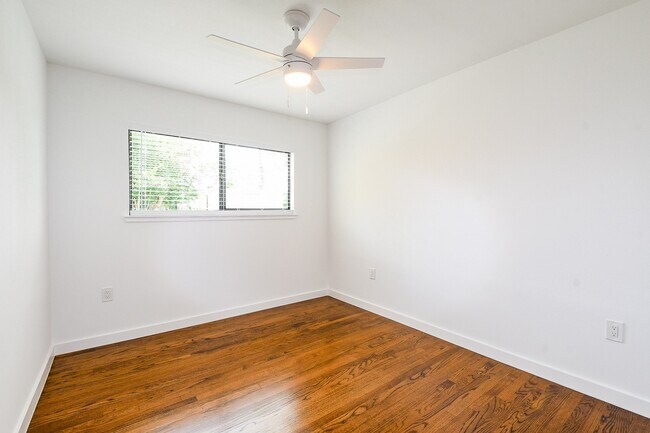 Building Photo - 1860 Lynnview Dr