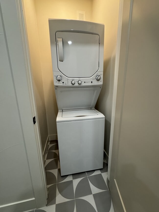 Building Photo - 715 W 9th Ave