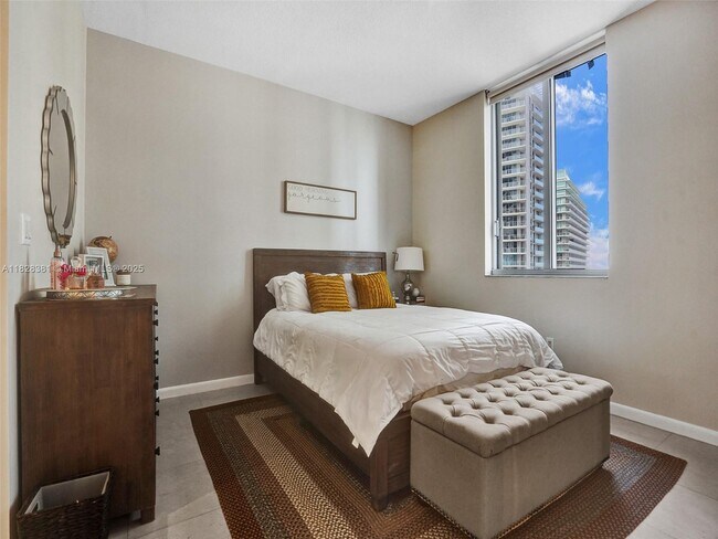Building Photo - 1050 Brickell Ave