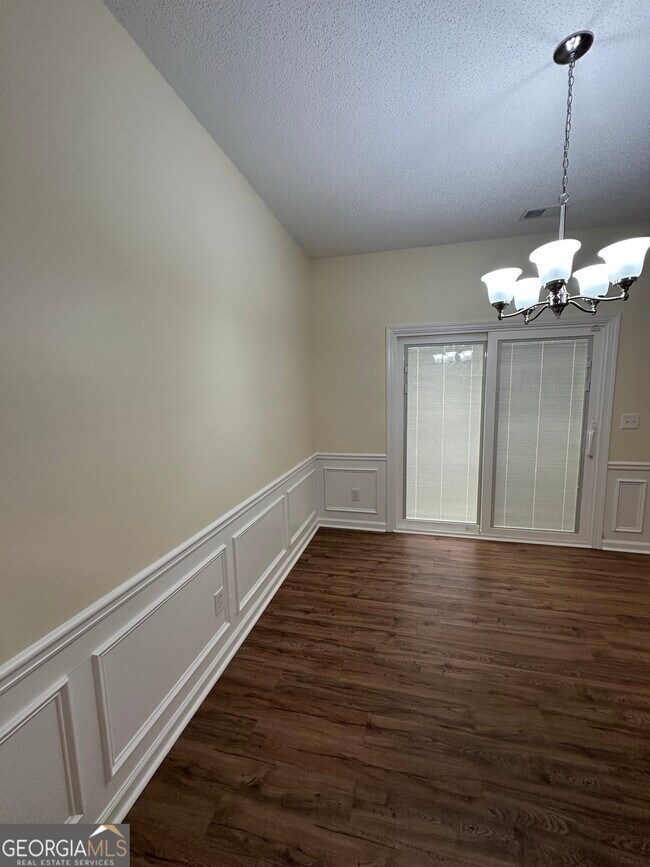 Building Photo - 124 Cottesford Dr SW