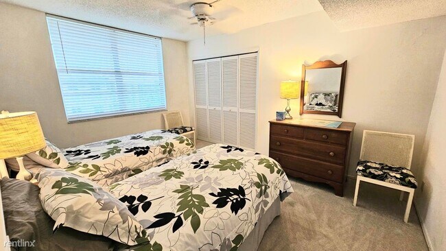 Building Photo - 3 br, 2 bath House - 575 Oaks Ln Apt 1010