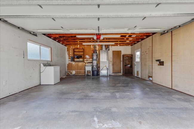 Building Photo - Four Bedroom in Oak Hill Oaks