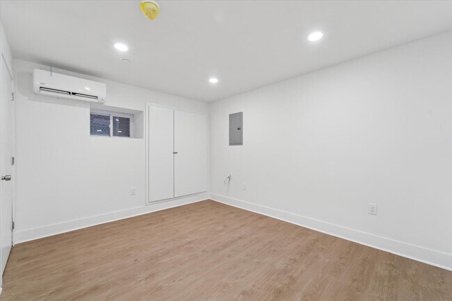Building Photo - 812 W Roosevelt Blvd