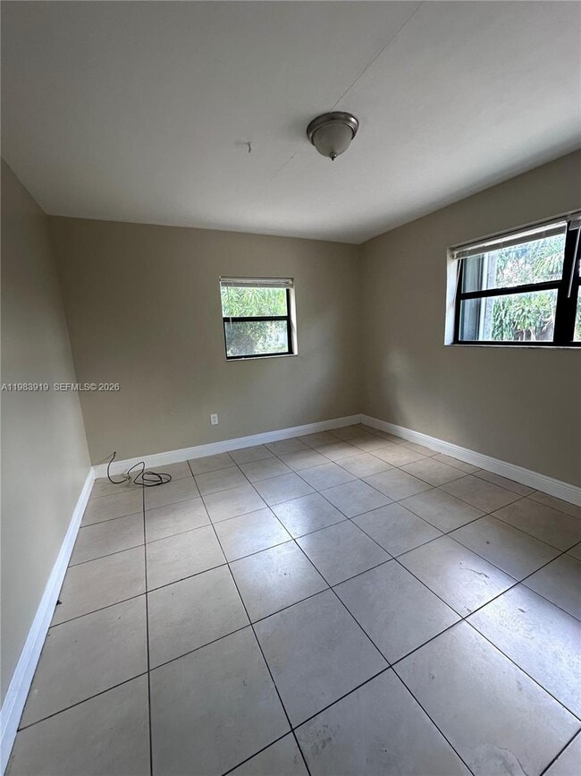 Building Photo - 320 NW 33rd Ave