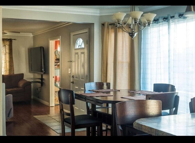 Building Photo - Amazing 3 Bedroom 1 Bathroom House High off street with Incredible views.