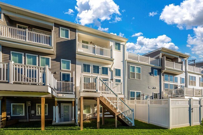 Building Photo - The Enclave At Gambrill View