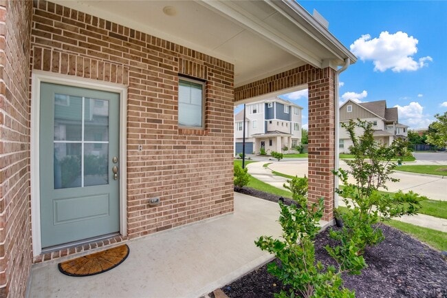Building Photo - 18815 River Overlook Ct