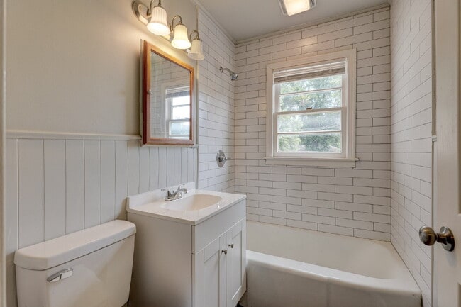 Building Photo - Remodeled 2/1