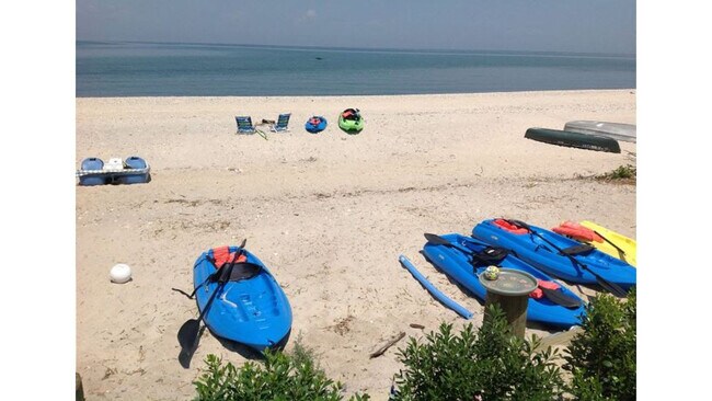 Building Photo - 27 Oak St