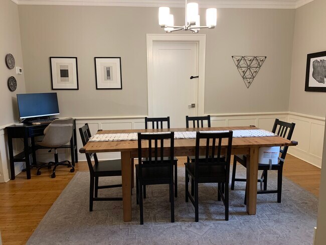 Building Photo - 910 Lake St