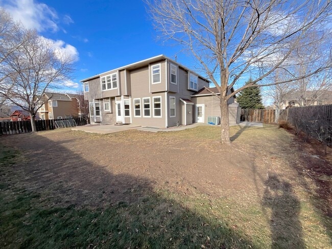 Building Photo - 5 Bedroom Home Available Near Rangewood Dr & Vickers Dr!