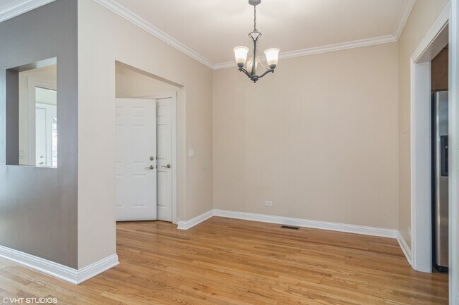 Building Photo - 215 S Evergreen Ave