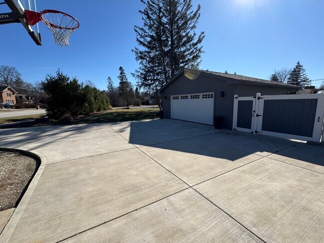 Building Photo - 2 W Ridge Ave